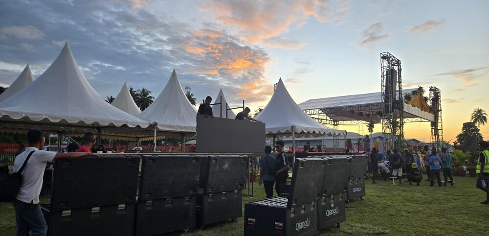 Panggung dan tenda sarnafil dengan truss lighting serta sound system di lapangan
